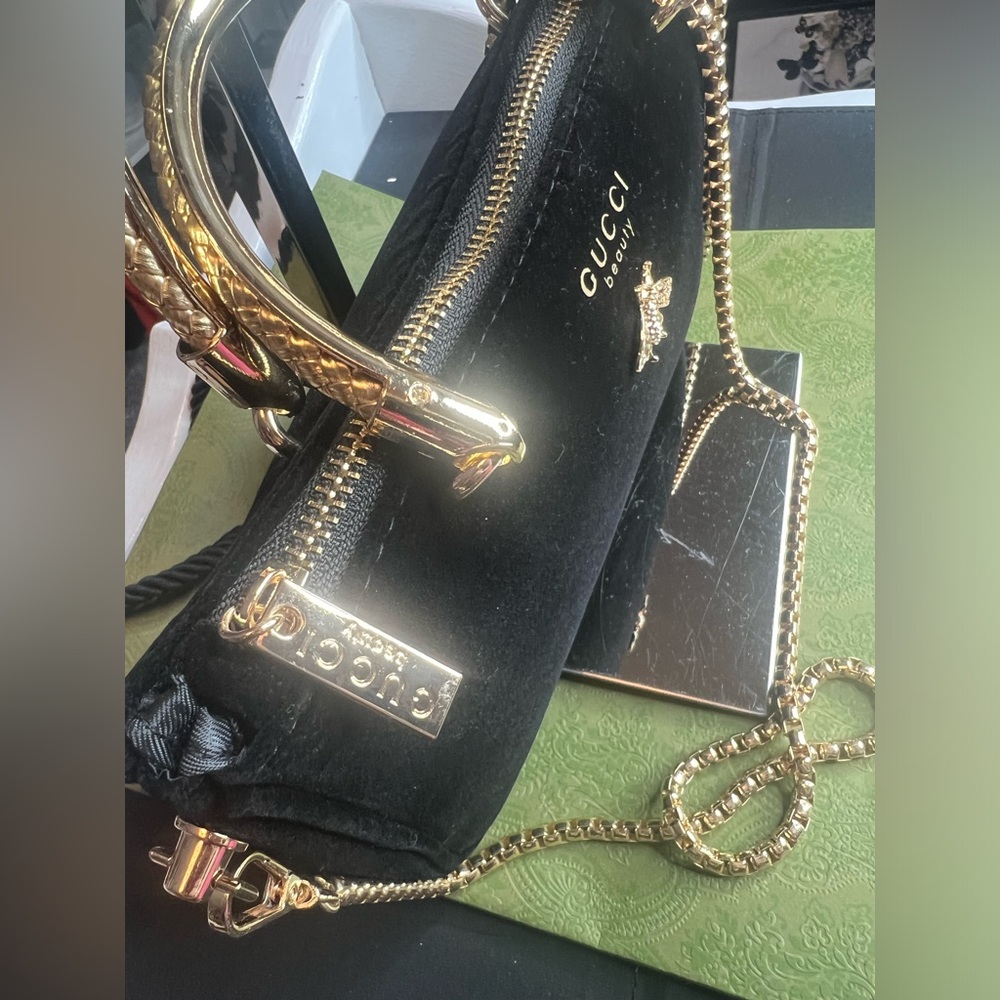 Authentic Gucci Beauty crossbody - Picture 7 of 9